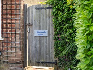 Exterior detail - Pass the Keys | Charming 3 bed house with parking and large garden (St Albans)