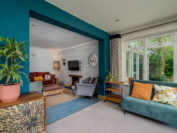 Smart TV - Pass the Keys | Charming 3 bed house with parking and large garden (St Albans)