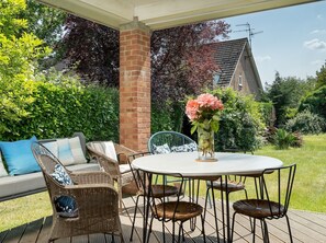 Outdoor dining - Pass the Keys | Charming 3 bed house with parking and large garden (St Albans)