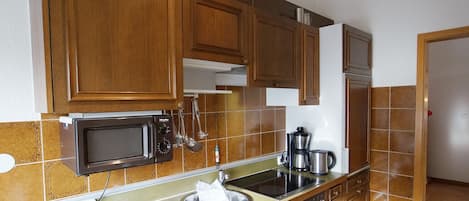 Fridge, oven, dishwasher, coffee/tea maker