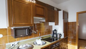 Een koelkast, een oven, een vaatwasser, een koffiezetapparaat/waterkoker