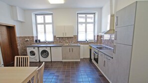 Fridge, oven, dishwasher, coffee/tea maker