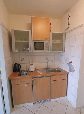 Réfrigérateur, micro-ondes, lave-vaisselle, cafetière/bouilloire