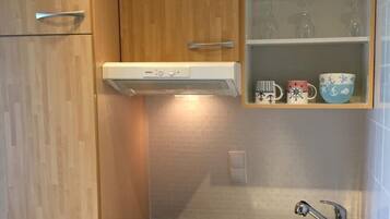 Jääkaappi, kahvin-/teenkeitin, leivänpaahdin, syöttötuoli