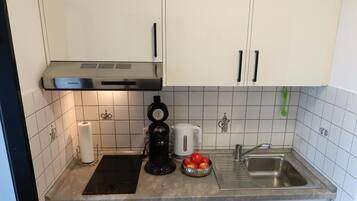 Jääkaappi, astianpesukone, kahvin-/teenkeitin, leivänpaahdin