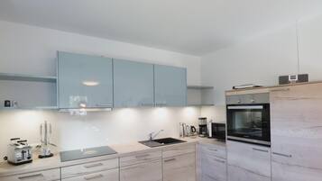 Kühlschrank, Mikrowelle, Ofen, Geschirrspüler