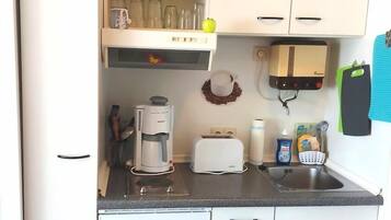 Réfrigérateur, micro-ondes, cafetiÚre/bouilloire, grille-pain