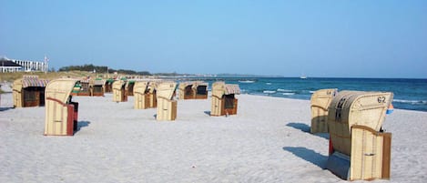 På stranden