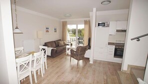 TV, DVD player - 24 Ferienwohnung am Grünen Weg 37a OG (Burg auf Fehmarn)