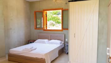 Junior Suite, Sea View | Lydisolert, wi-fi (inkludert) og sengetøy