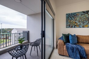 TV - Spacious 2Bed, Balcony, Clubhouse, Pool, Gym (Ballito)