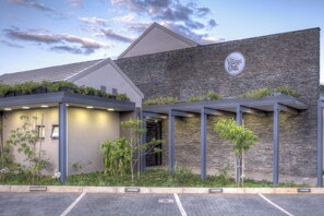 Exterior - Spacious 2Bed, Balcony, Clubhouse, Pool, Gym (Ballito)