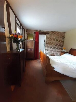 4 bedrooms, iron/ironing board, travel cot, free WiFi