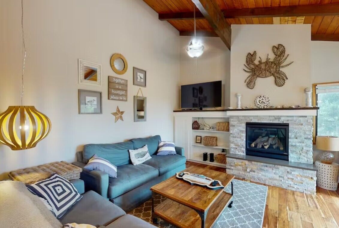 Second Wind MCA#187Hot tub,1/4 block to beach access, Dogs OK, Gas Fireplace