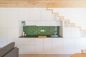 Réfrigérateur, micro-ondes, plaque de cuisson, lave-vaisselle