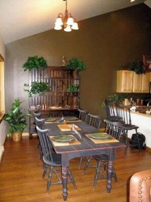 Dining - New Pines Chalet (Big Sky)