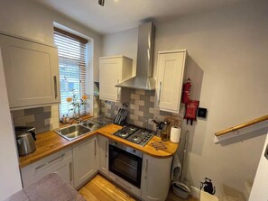 Kjøleskap, ovn, kokeplater og kaffetrakter/tekoker