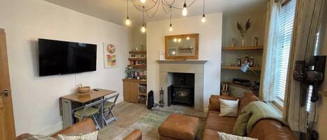 Een televisie, een open haard en boeken