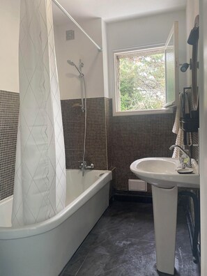Dusche, Haartrockner, Handtücher, Seife