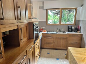 Een koelkast, een microgolfoven, een oven, een kookplaat