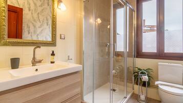 Ducha, secador de pelo y toallas