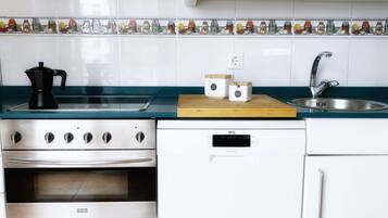 Een microgolfoven, een oven, een koffiezetapparaat/waterkoker