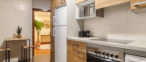 Fridge, microwave, oven, stovetop