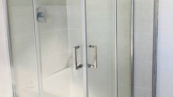 SĂšche-cheveux, serviettes fournies, savon, papier toilette