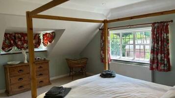 6 bedrooms, iron/ironing board, travel cot, free WiFi