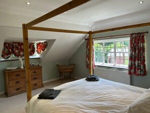 6 bedrooms, iron/ironing board, travel crib, free WiFi - Charming Group Stay – Peaceful Retreat near London (Bexley,)