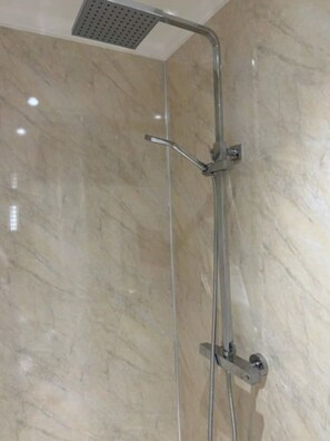 Douche, sèche-cheveux, serviettes fournies, papier toilette