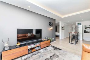 Apartamento básico, 2 camas de matrimonio | Zona de estar | Una televisión