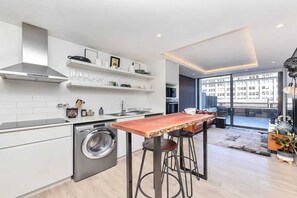 Refrigerador, microondas, placa de cocina, lavavajillas