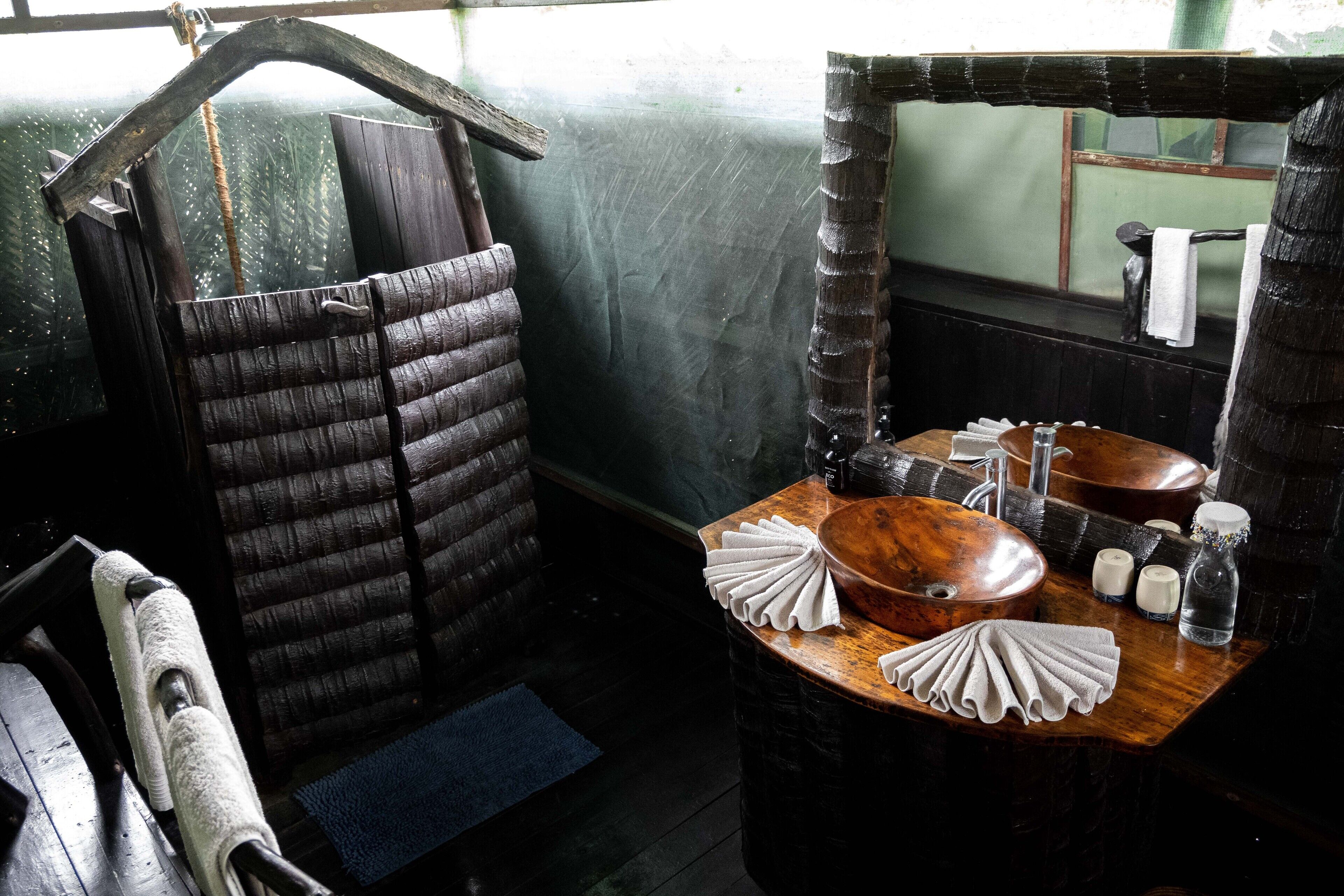 Dusche, Regendusche, kostenlose Toilettenartikel, Handtücher