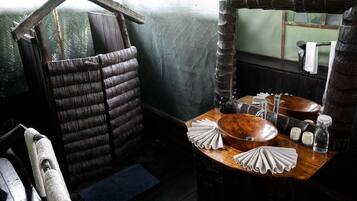 Dusche, Regendusche, kostenlose Toilettenartikel, Handtücher