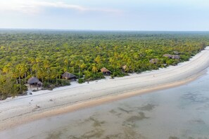 Bãi biển riêng, cát trắng, khăn tắm biển 