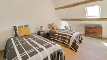 2 bedrooms, iron/ironing board, bed sheets