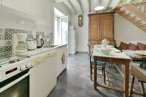 Kühlschrank, Mikrowelle, Ofen, Geschirrspüler