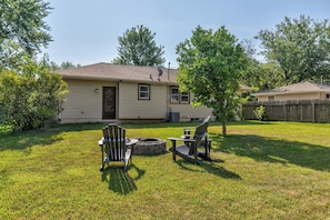 Terrace/patio - Des Moines Entire home  3 Bdms King; Queen; Twins  quiet near High Trestle Trail (Ankeny)