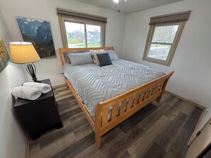 3 bedrooms, desk, iron/ironing board, free WiFi - Des Moines Entire home  3 Bdms King; Queen; Twins  quiet near High Trestle Trail (Ankeny)