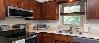 Des Moines Entire home 3 Bdms King; Queen; Twins quiet near High Trestle Trail
