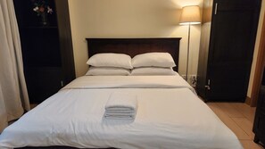 1 habitación, tabla de planchar con plancha, wifi y ropa de cama