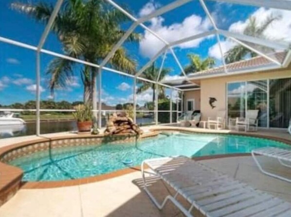 A heated pool - #1 Amazing Waterfront Home w/pool - Prime Location 3 bed/3bath (Port Charlotte)