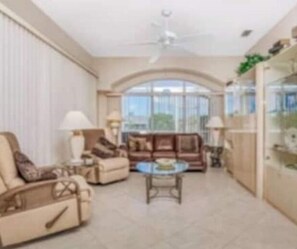 Smart-TV, Bücher, Stereoanlage