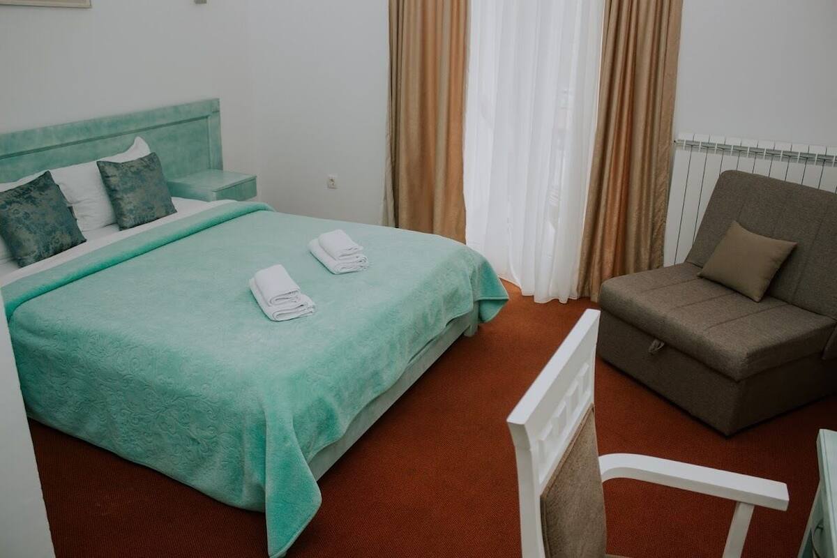 Frigobar, cofres nos quartos, escrivaninha, quartos à prova de som