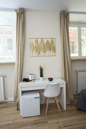 Hypo-allergenic bedding, in-room safe, desk, iron/ironing board - Sant'Erasmo Rooms (Rome)