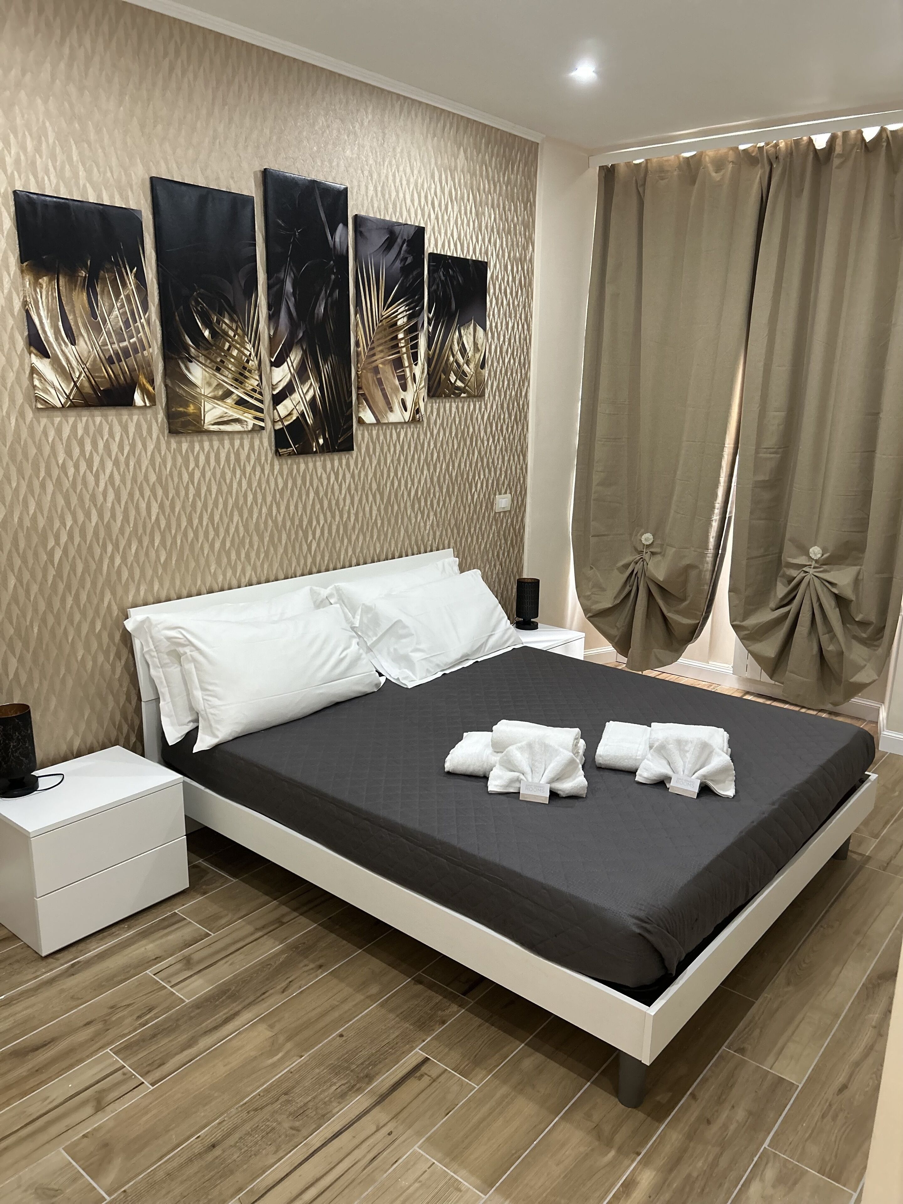 Business Room | Hypo-allergenic bedding, in-room safe, desk, iron/ironing board