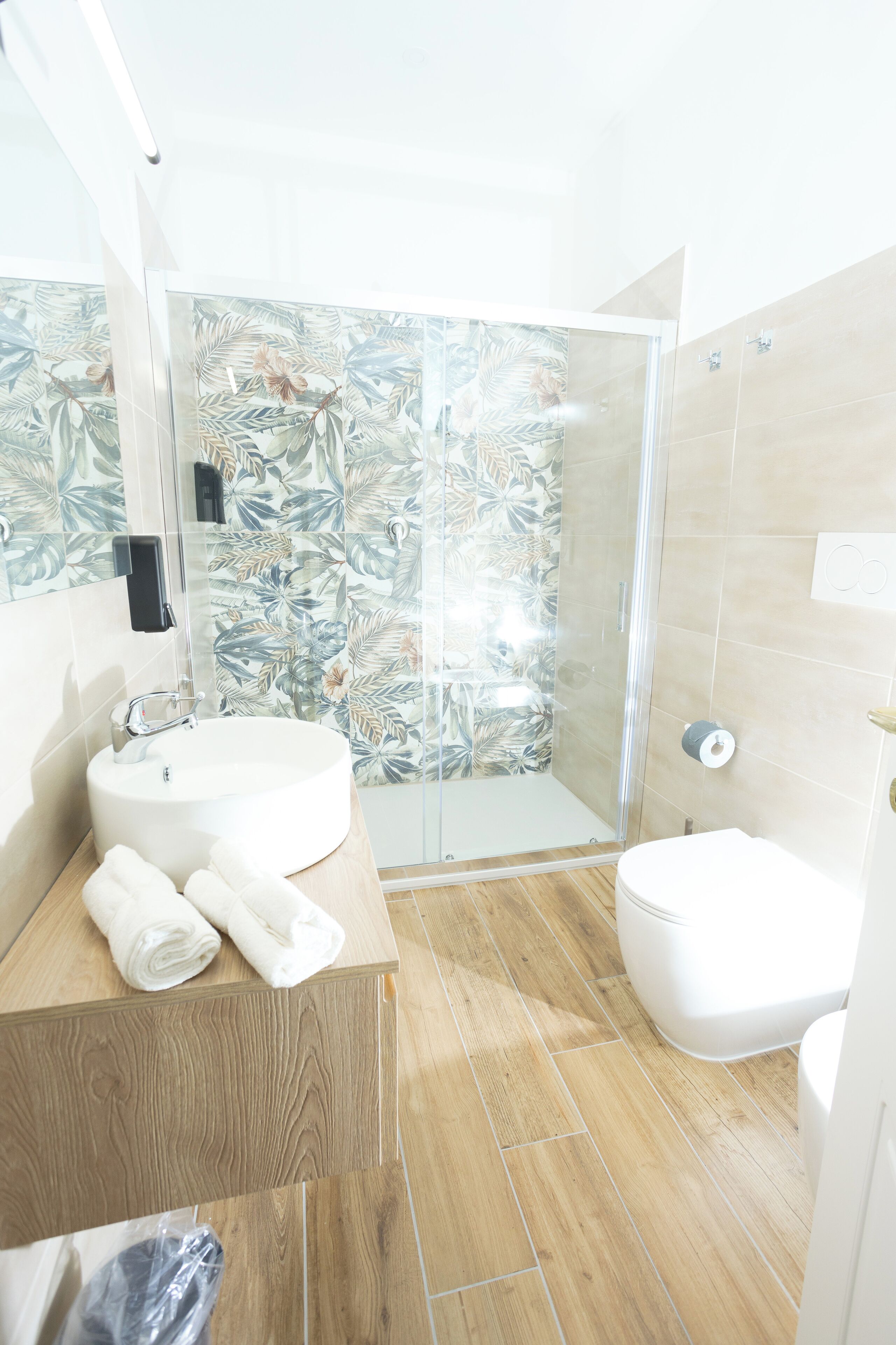 Comfort-Zimmer | Badezimmer | Dusche, Regendusche, kostenlose Toilettenartikel, Haartrockner