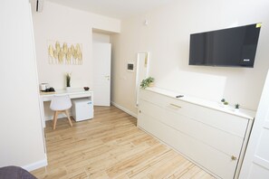 Hypo-allergenic bedding, in-room safe, desk, iron/ironing board - Sant'Erasmo Rooms (Rome)