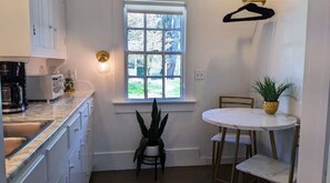 Refrigerador, microondas, cafetera y tetera y tetera eléctrica 